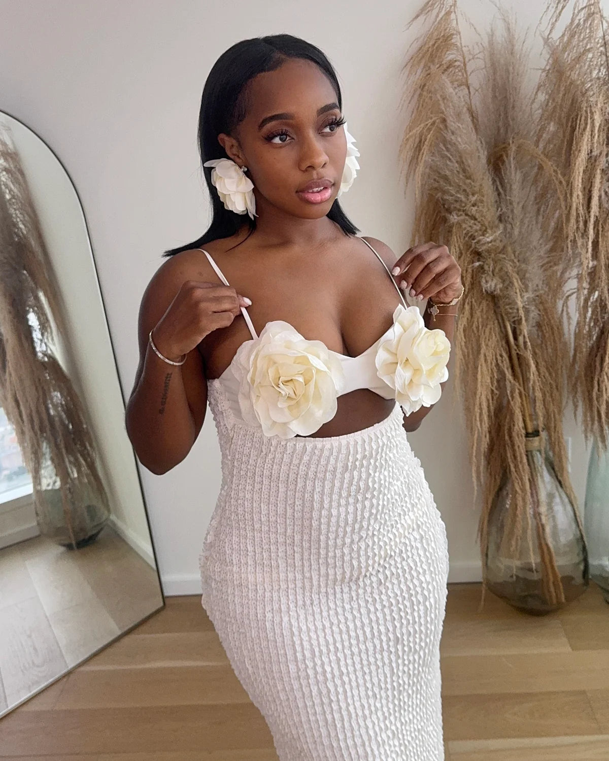 70045# Vestido longo com detalhes de flor no peito