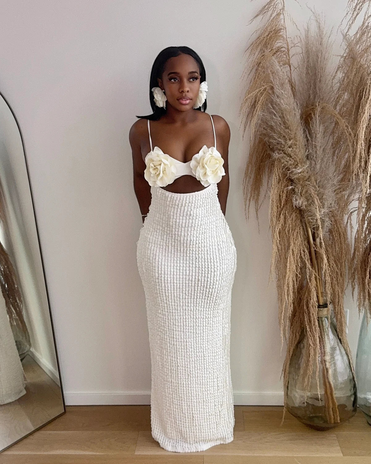 70045# Vestido longo com detalhes de flor no peito