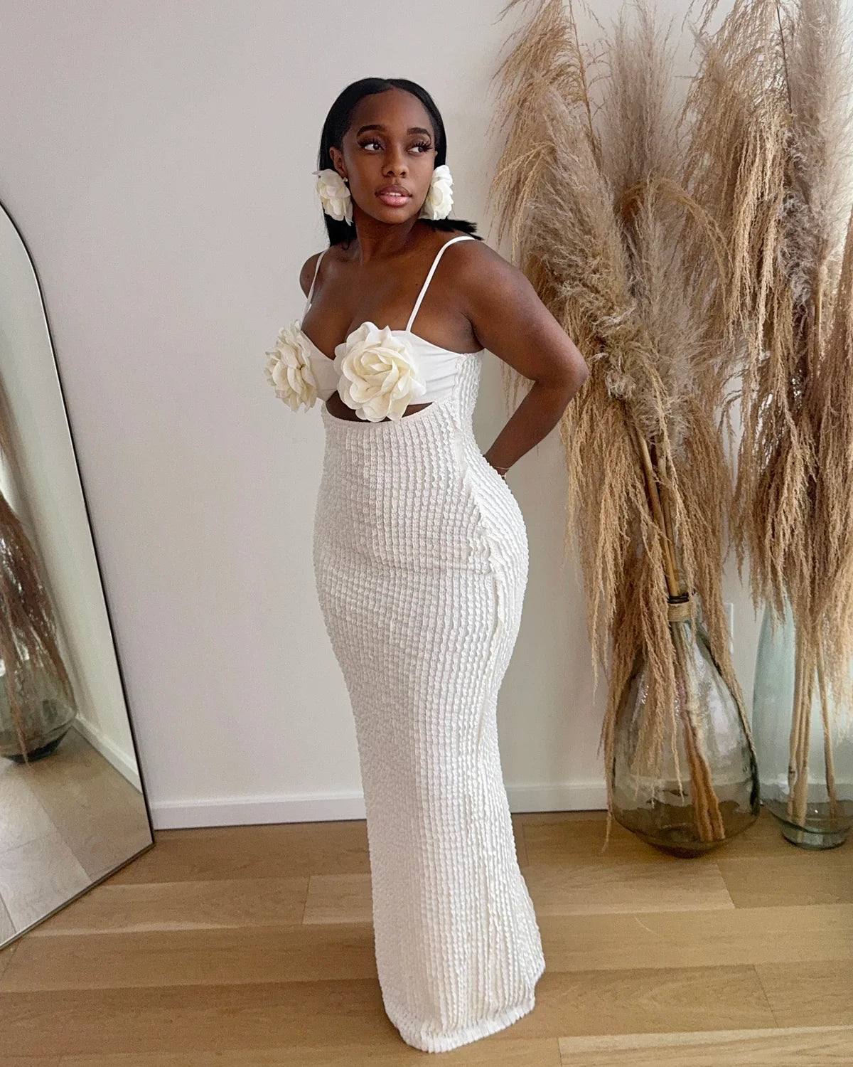 70045# Vestido longo com detalhes de flor no peito