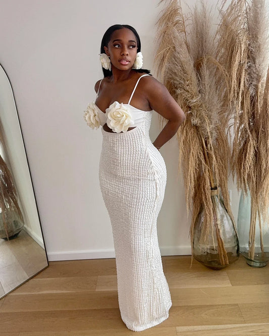 70045# Vestido longo com detalhes de flor no peito