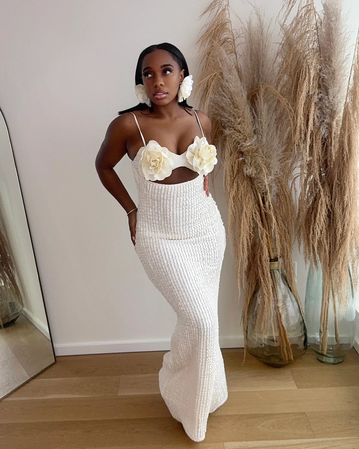 70045# Vestido longo com detalhes de flor no peito