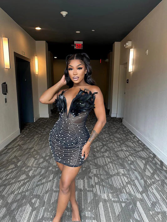 VM80010#Vestido sexy com decote em V profundo e penas falsas, ombro de fora, malha transparente e perfurada