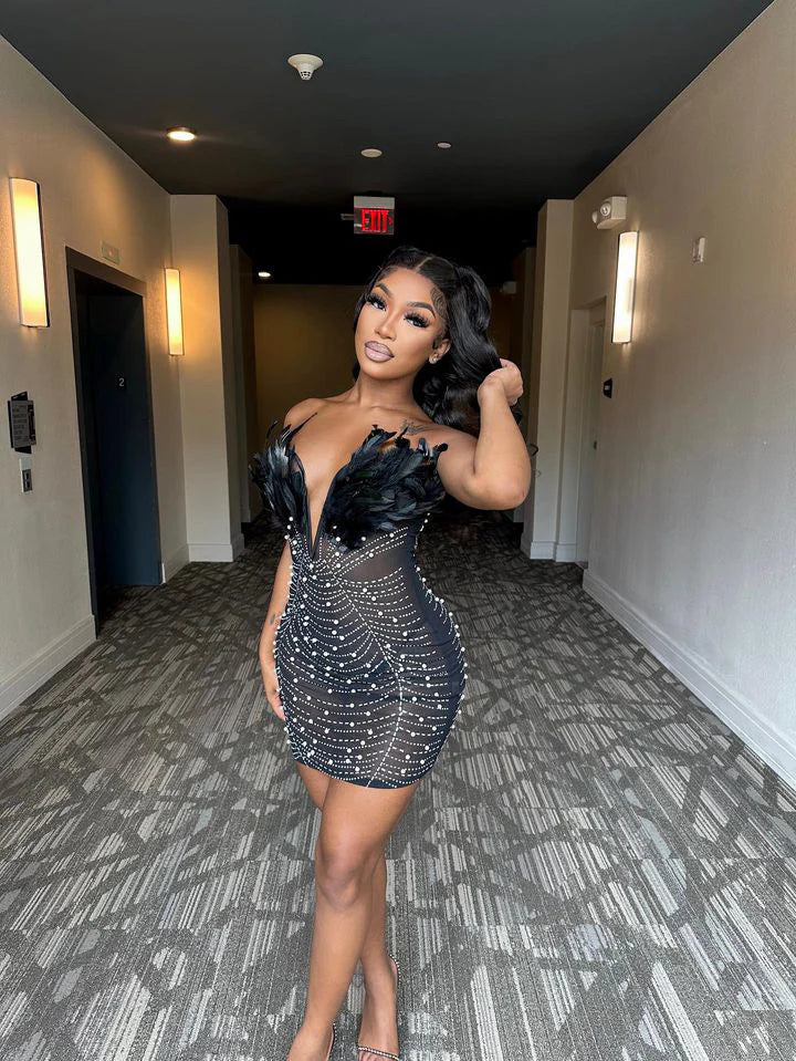 VM80010#Vestido sexy com decote em V profundo e penas falsas, ombro de fora, malha transparente e perfurada