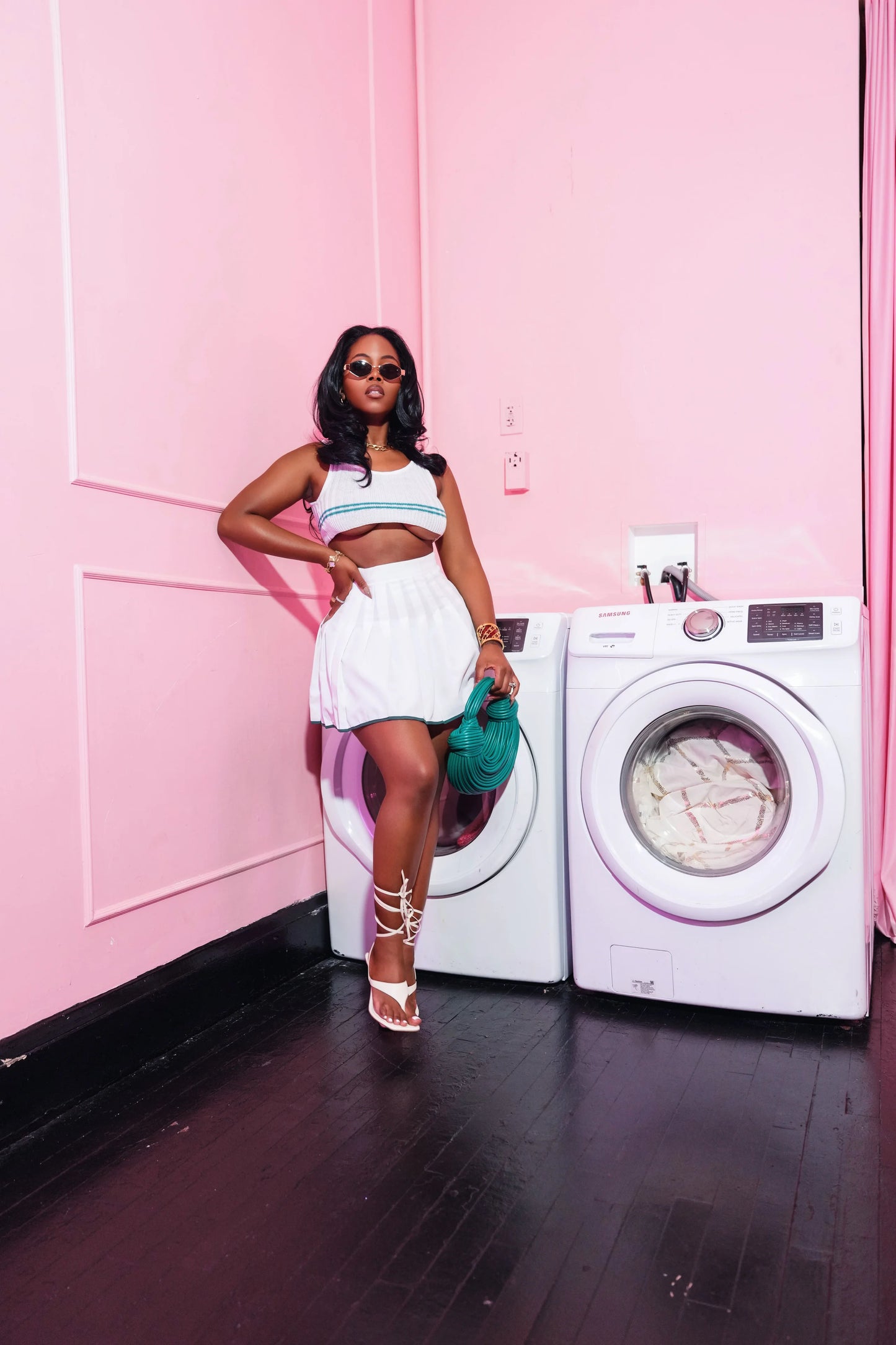 CJ conjunto com tank top e saia curta plissada