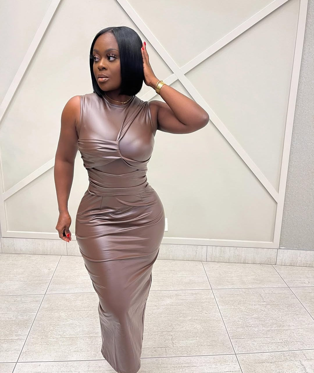 70058# Vestido justo aparado no peito