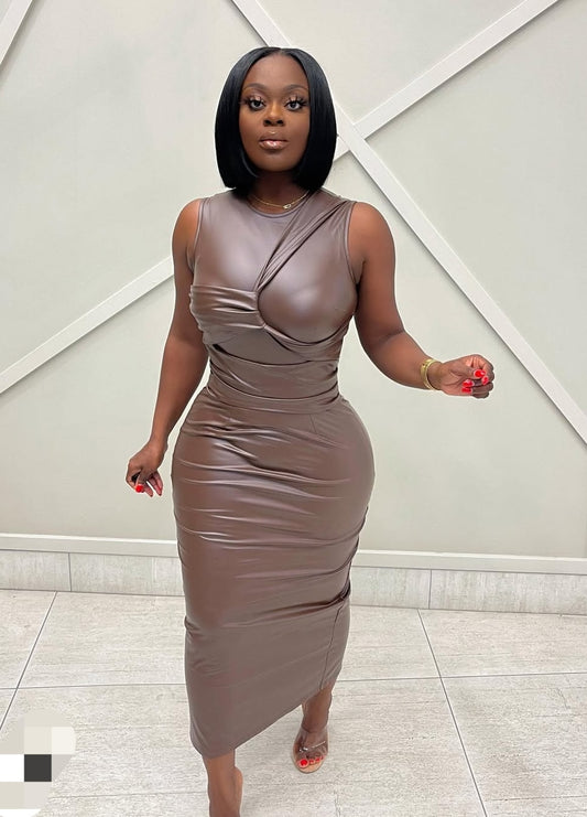 70058# Vestido justo aparado no peito