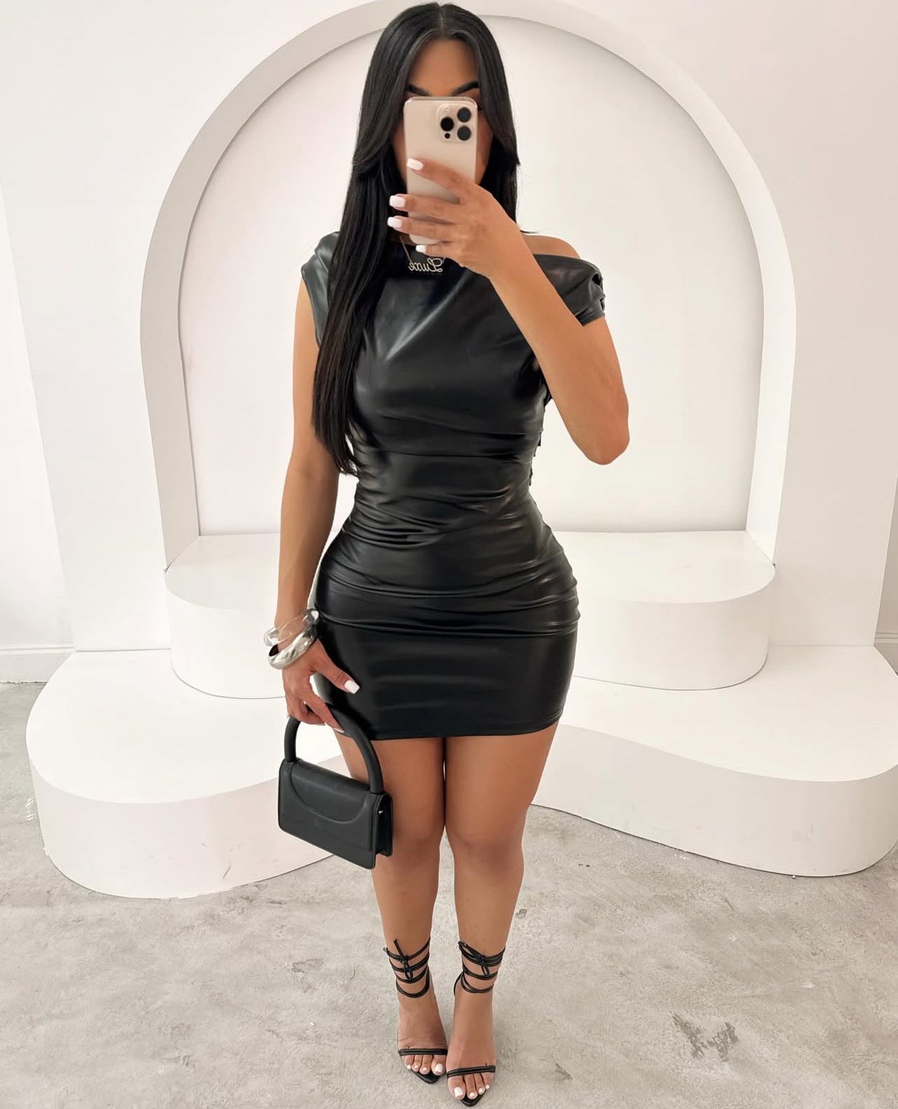 MV 80074 Vestido curto bodycon com gola assimétrica e sexy