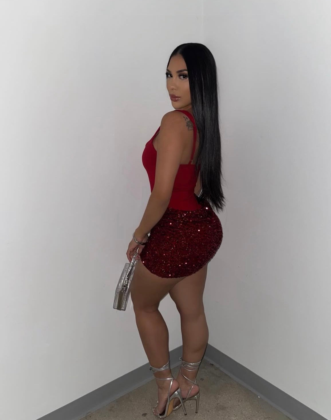 MINI LUXE Vestido curto vermelho elegante com alças finastecido de malha com lantejoulas contrastantes, ideal para festas e aniversários.