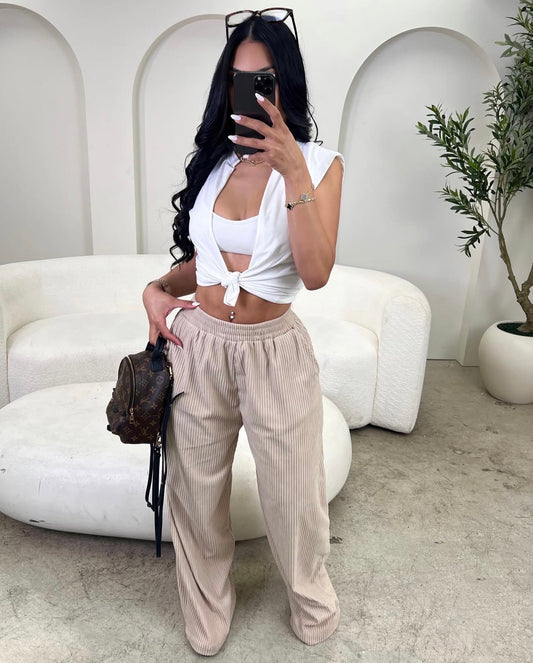 Calças soltas de tons pastel listrados