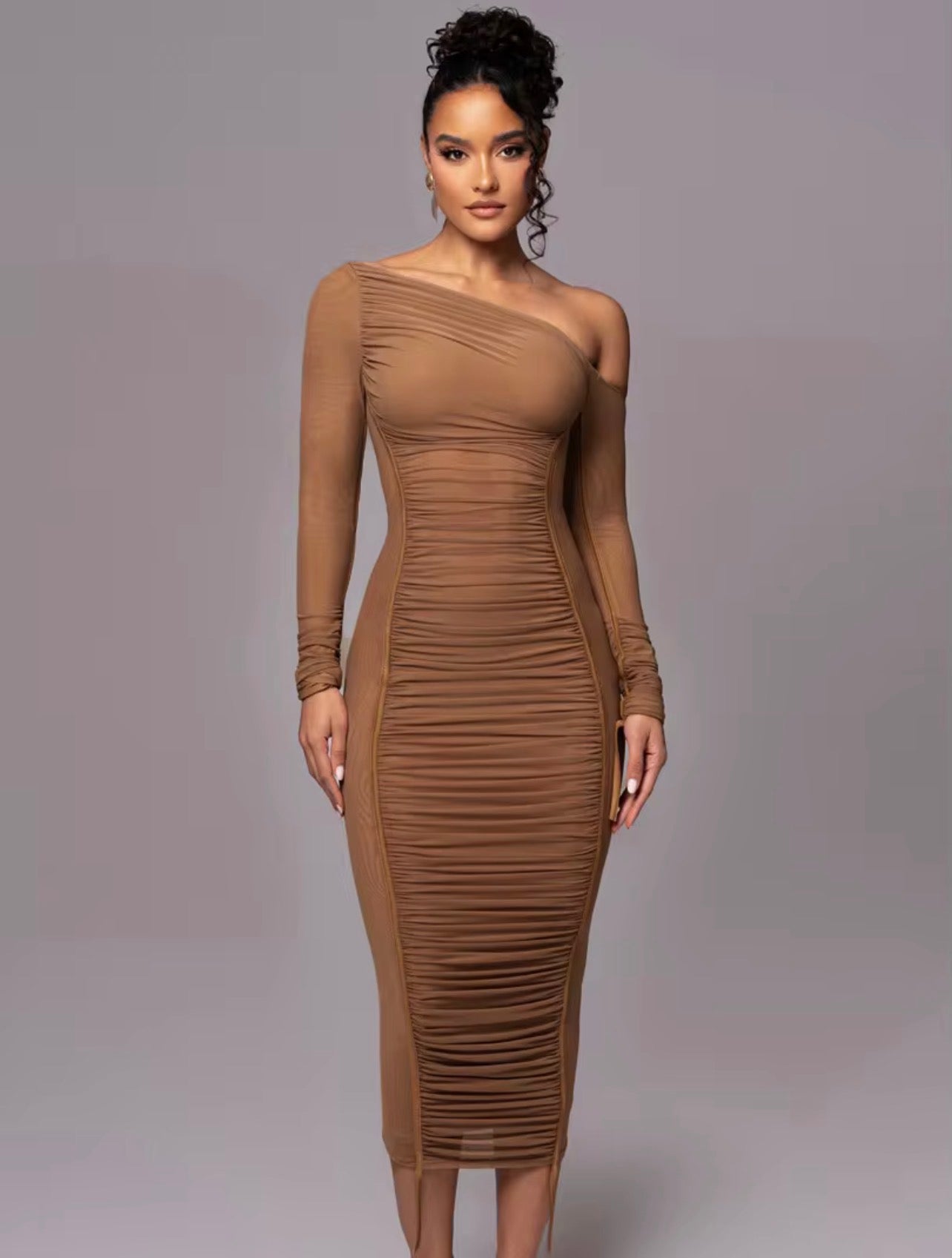 Vestido sexy com um ombro fora