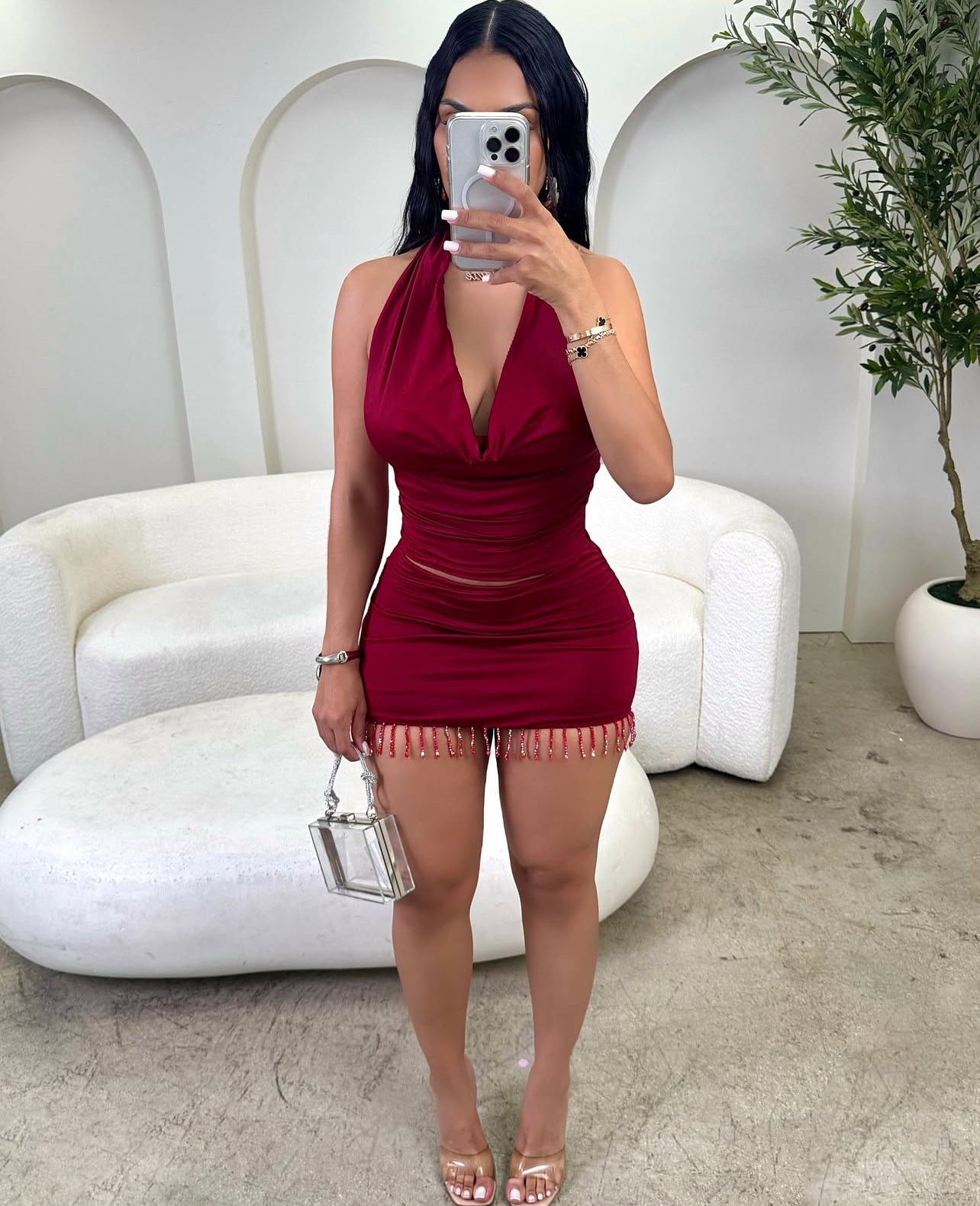 CJ80072 Conjunto 2 peças de blusa curta com decote drapeado e minissaia justa sem costas, com franjas e miçanga