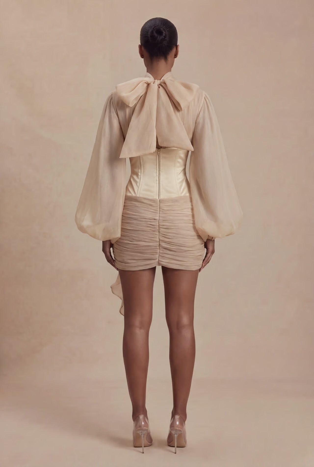 COCKTAIL EDIT
 Vestido curto elegante, mangas balão , justo