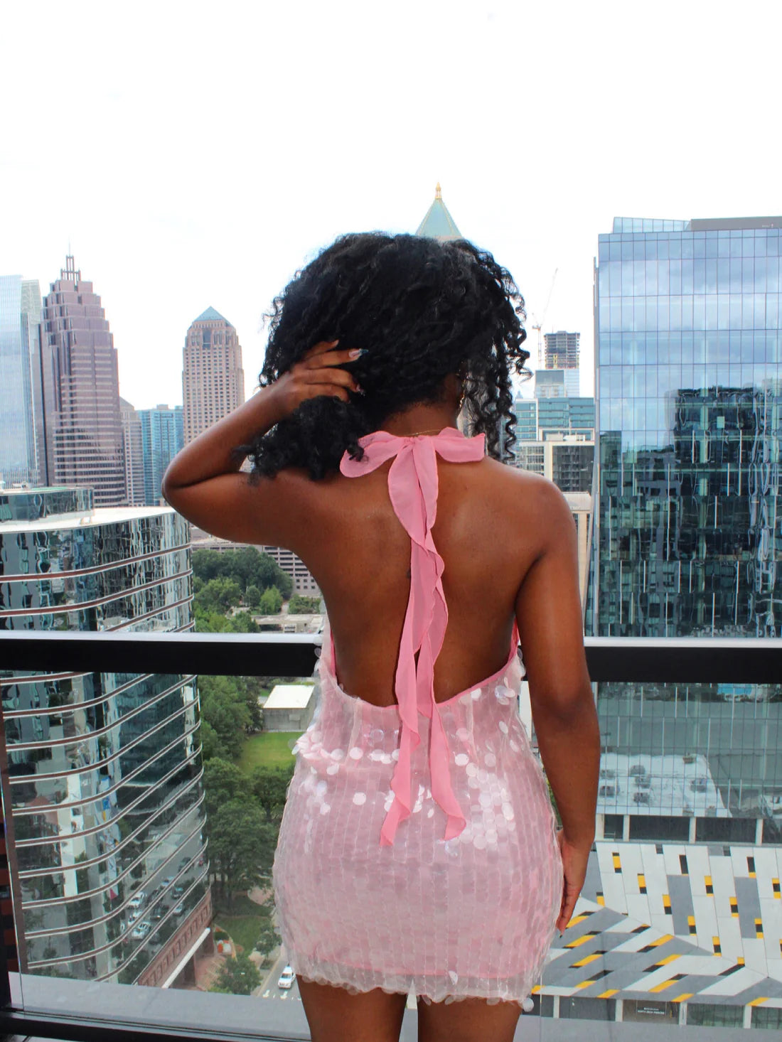 COCKTAIL EDIT
 Vestido curto sexy                    sem costas com strass