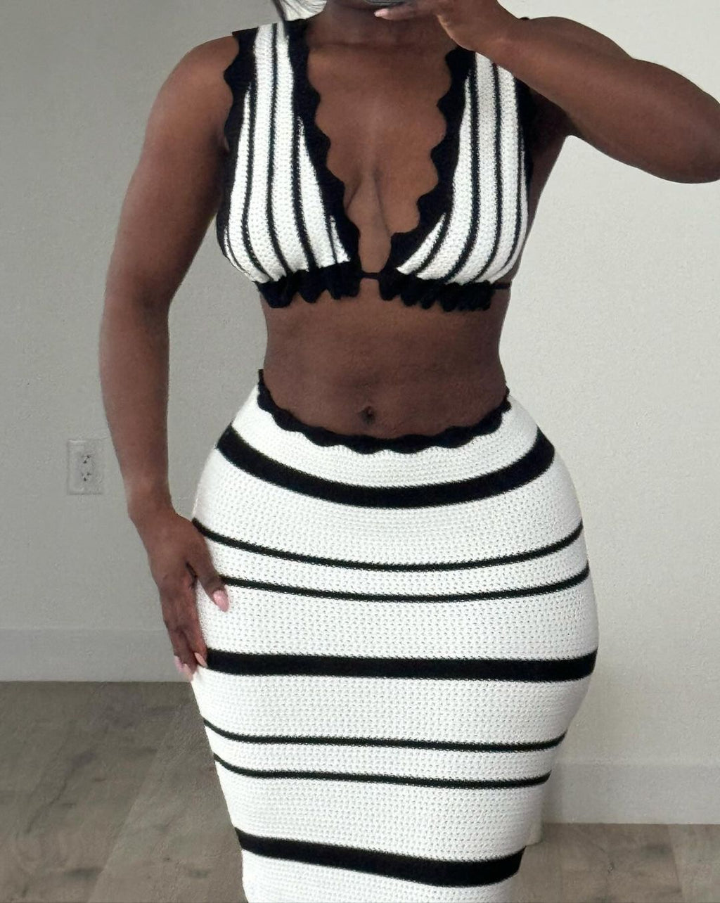 Conjunto de top y falda de punto a rayas de talla grande n.° 2040 con escote en V profundo, espalda descubierta y lazo