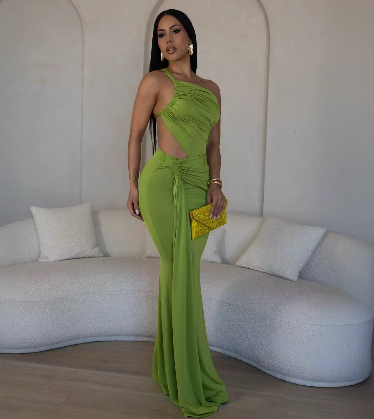 Vestido longo justo com um ombro só e costas nuas