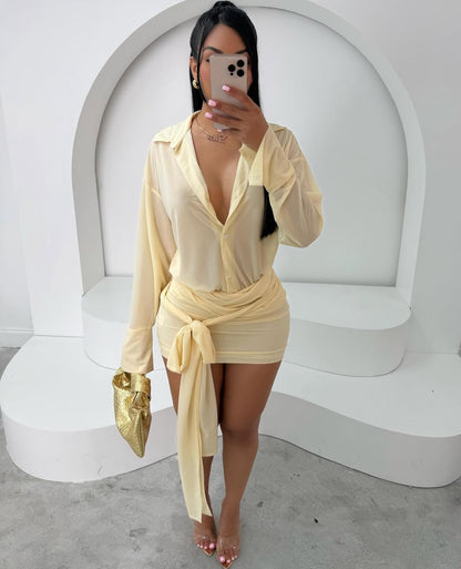MV80075 Vestido curto de verão amarelo manteiga, elegante e sexy, com lapela e cinto
