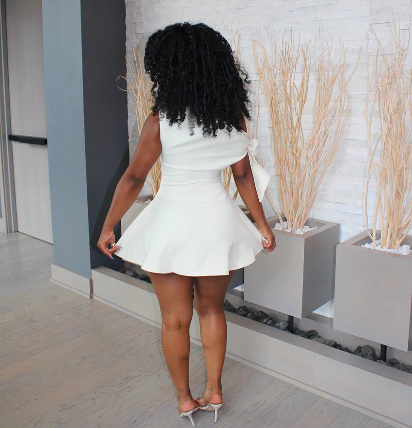 VM80011# Vestido curto minimalista sem mangas com amarração no ombro