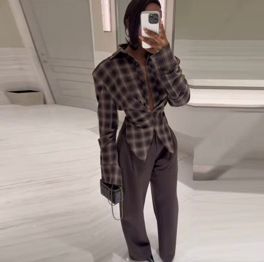 Blusa xadrez com decote baixo e frente torcida