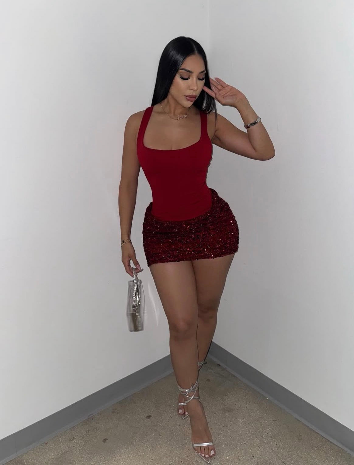 MINI LUXE Vestido curto vermelho elegante com alças finastecido de malha com lantejoulas contrastantes, ideal para festas e aniversários.