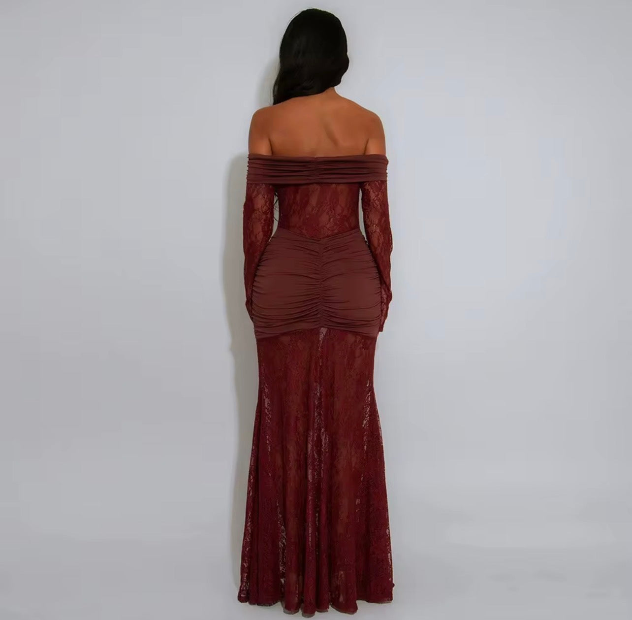 Vestido renda franzida ombro de fora colado bainha rabo de peixe