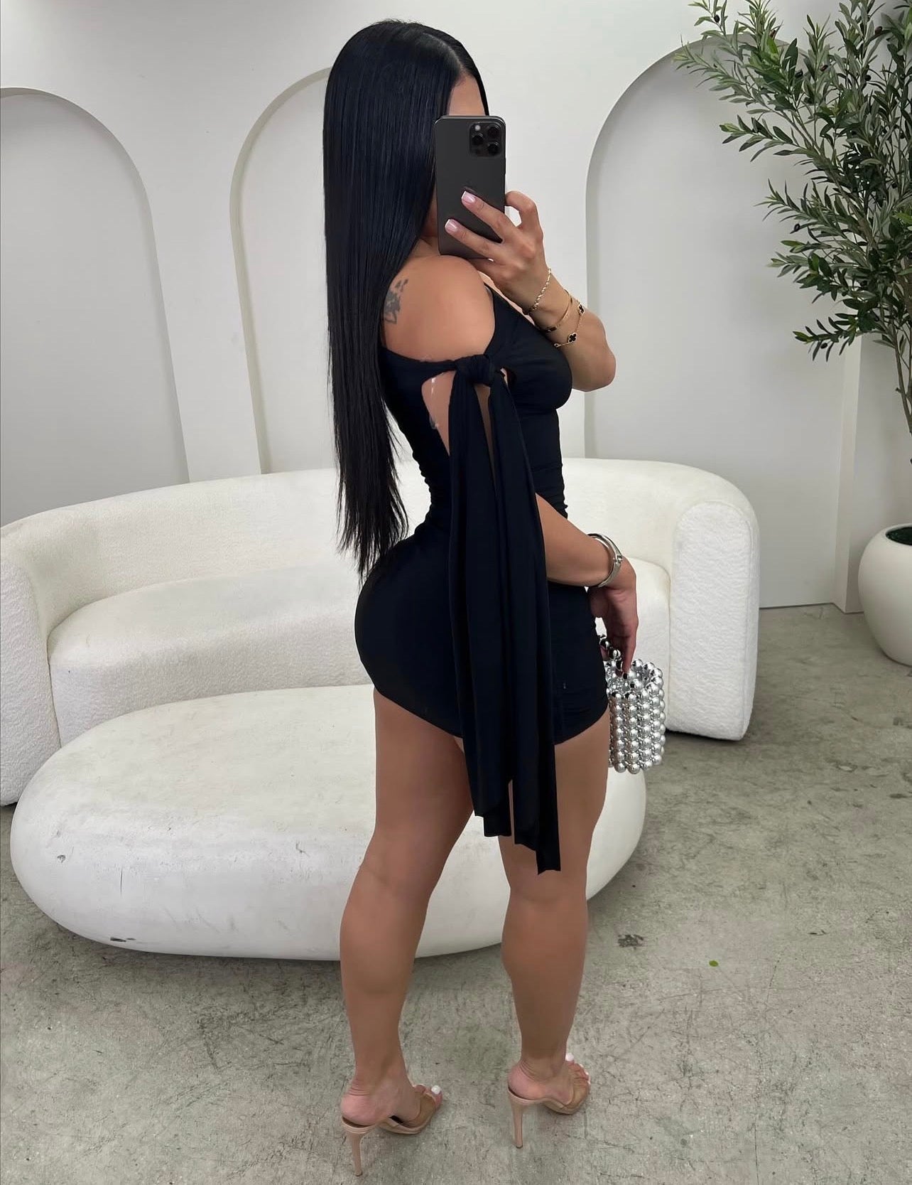 MINI LUXE Vestido sexy com mangas assimétricas