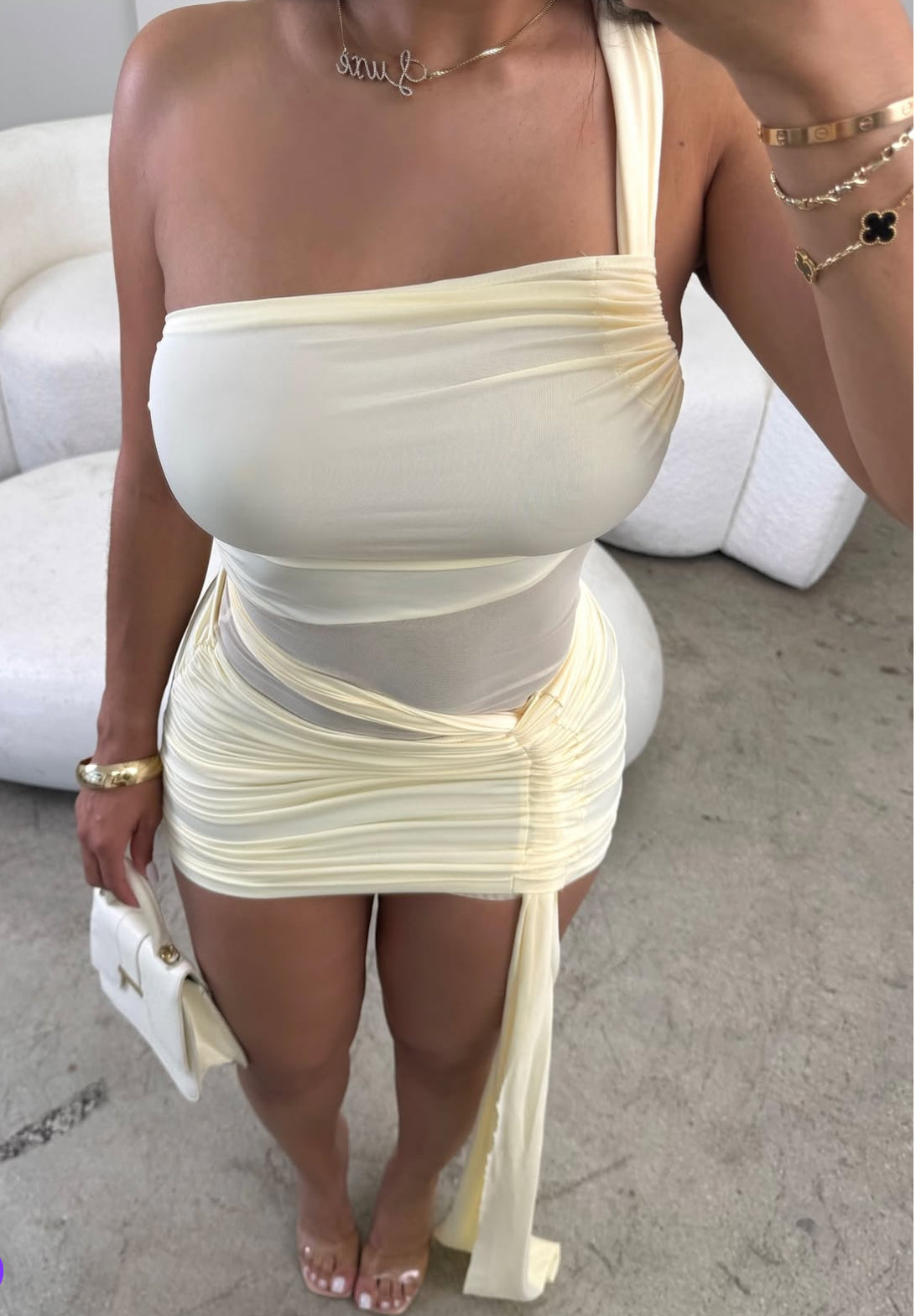 MINI LUXE Vestido curto com uma alça irregular