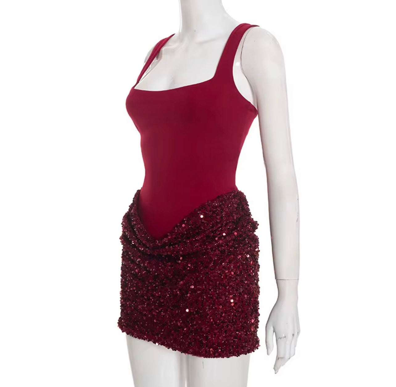 MINI LUXE Vestido curto vermelho elegante com alças finastecido de malha com lantejoulas contrastantes, ideal para festas e aniversários.