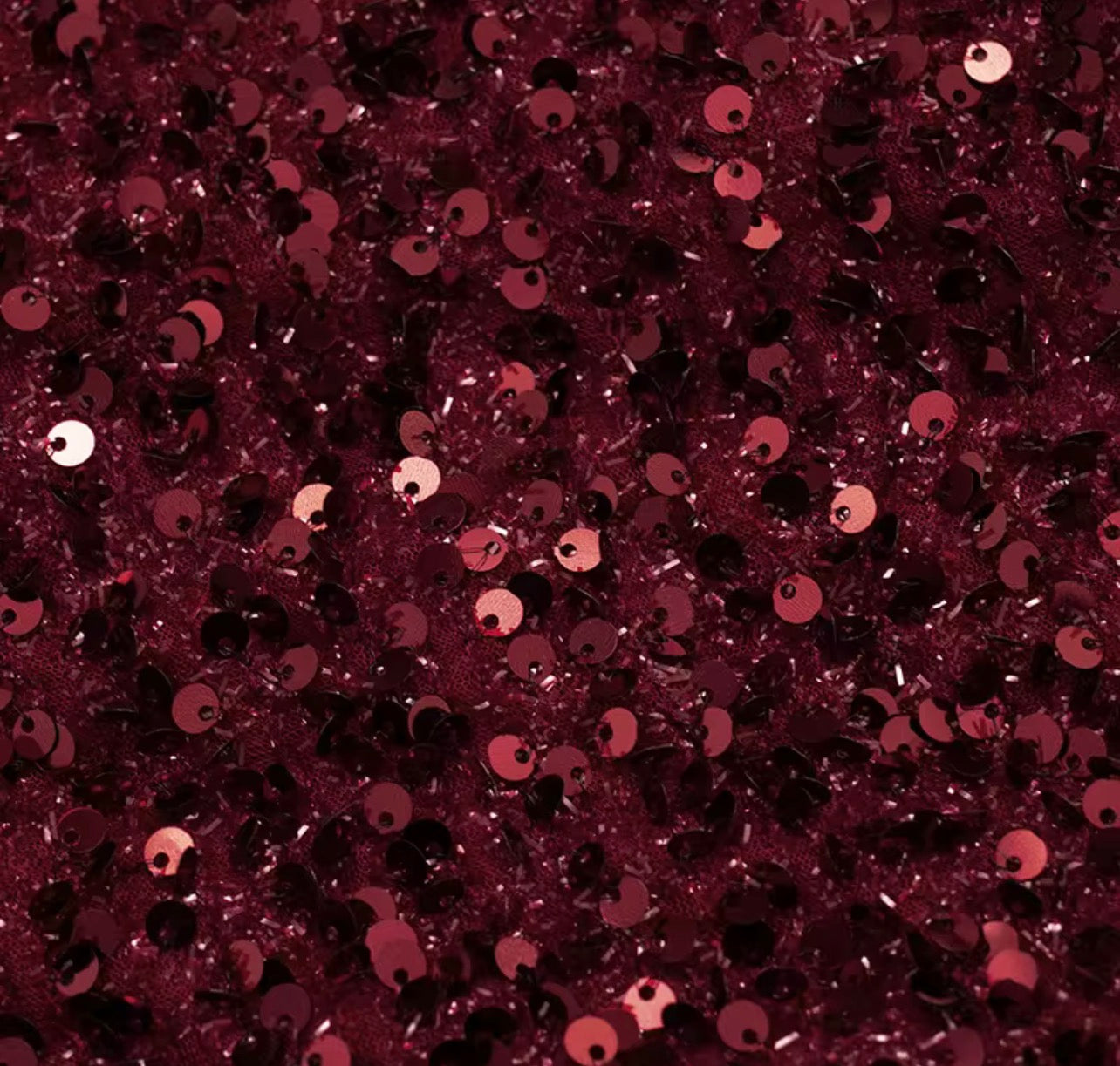 MINI LUXE Vestido curto vermelho elegante com alças finastecido de malha com lantejoulas contrastantes, ideal para festas e aniversários.