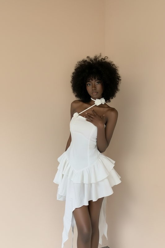 Vestido branco com bordado de flores vazadas e corte