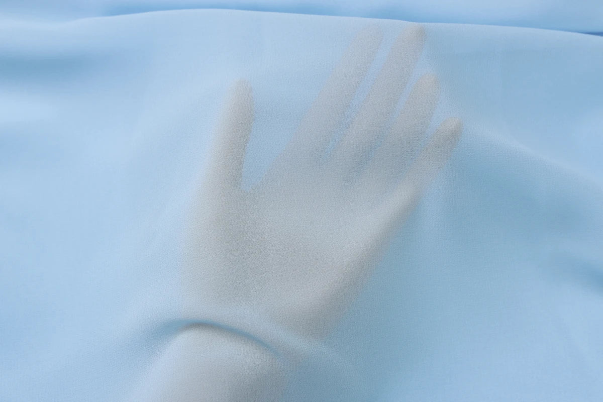 Vestido curto feminino sem mangas e com alças finas nas costas, modelo sexy e elegante para festas, ideal para deslocamentos diários e férias.