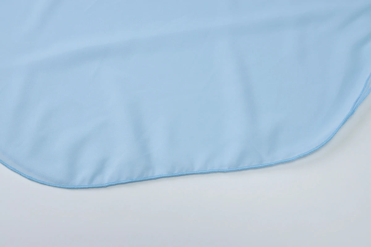 Vestido curto feminino sem mangas e com alças finas nas costas, modelo sexy e elegante para festas, ideal para deslocamentos diários e férias.