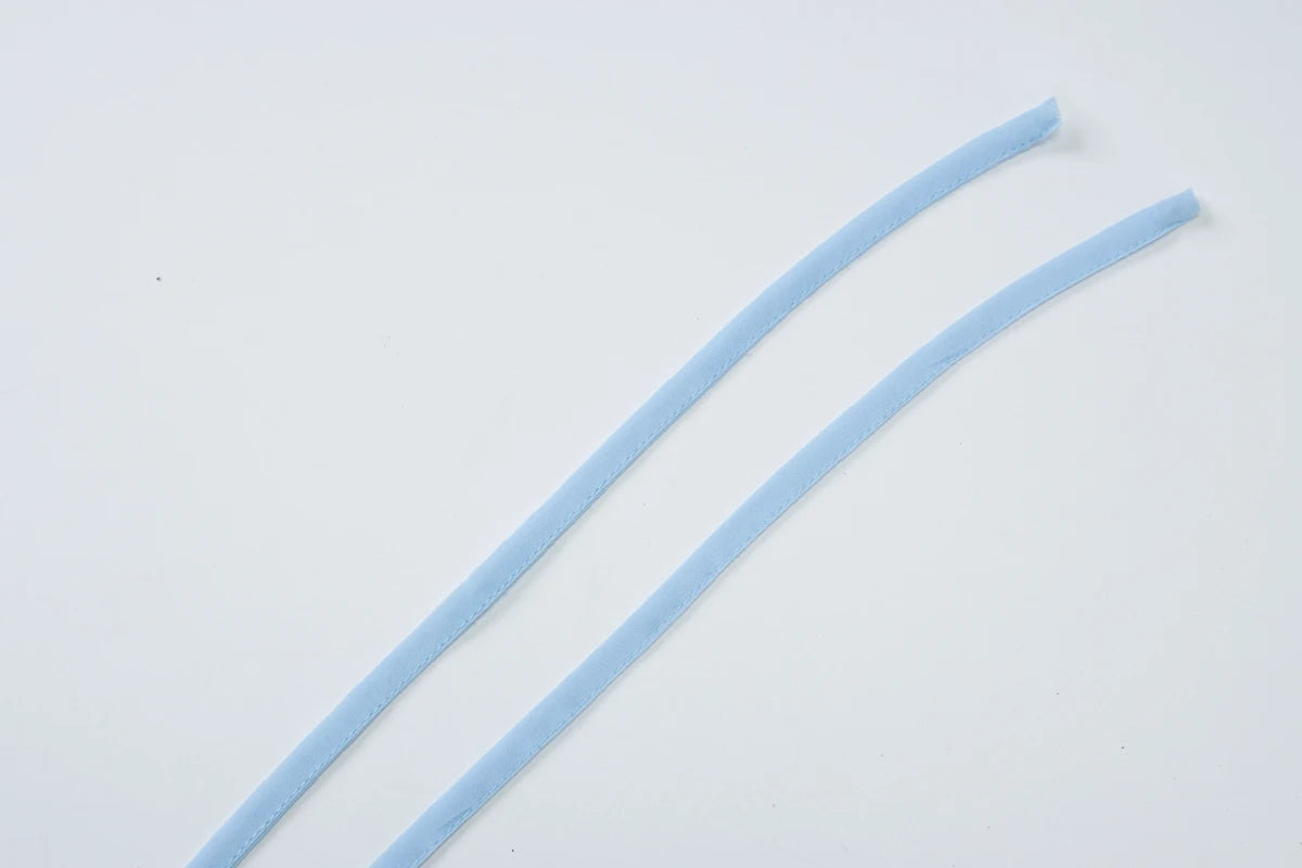 Vestido curto feminino sem mangas e com alças finas nas costas, modelo sexy e elegante para festas, ideal para deslocamentos diários e férias.