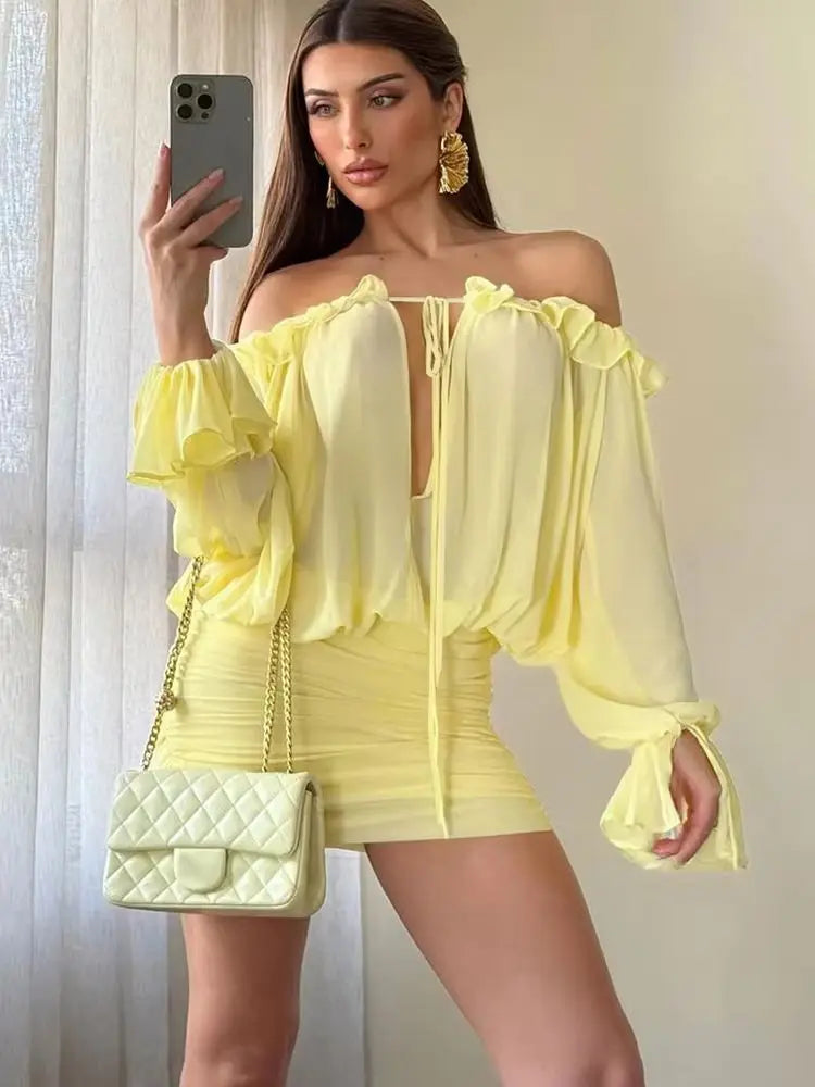 Vestido vazado com babados , transparente decote em V, mangas compridas, ideal para praia, festa de fim de ano